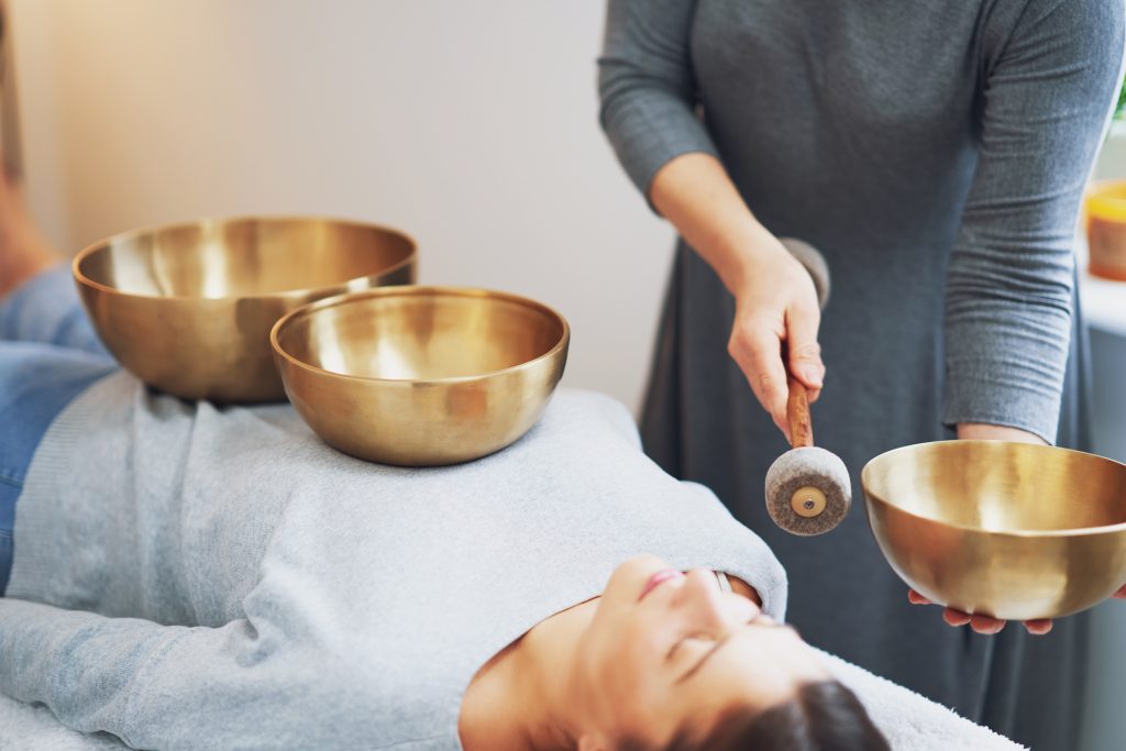 woman,having,a,tibetan,sound,bowl,massage