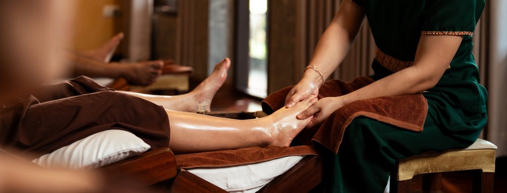 selective,focus,on,hand,,masseuse,acupressure,massage,on,feet,of