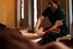 selective,focus,hand,of,masseuse,mature,asian,woman,working,service