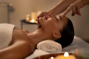 spa,therapist,making,relaxing,facial,and,head,massage,for,young